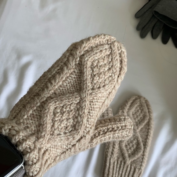 Mittens - Picture 3 of 4